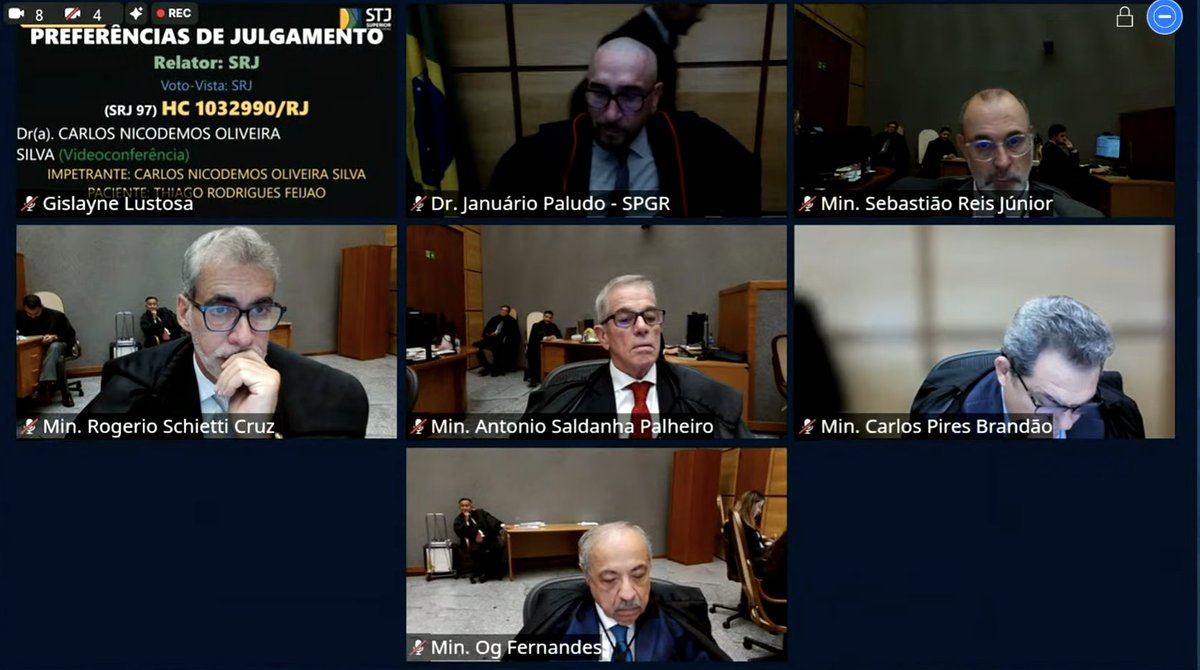 freitashebert_'s tweet photo. 🚨ATENÇÃO, AMANTES DO DIREITO PENAL: ACÓRDÃO IMPORTANTÍSSIMO 

O art. 115 do CP prevê que o prazo prescricional é reduzido pela metade quando o réu tem mais de 70 anos na data da sentença.

Mas imaginem a seguinte hipótese: um homem tinha menos de 70 anos quando foi condenado pelo juiz de primeiro grau.

Insatisfeito, o Ministério Público recorre e o tribunal a quo agrava substancialmente a situação, aumentando a pena e alterando o regime inicial do semiaberto para o fechado.

Pergunta-se: será que esse agravamento é capaz de alterar o marco da sentença para o acórdão, fazendo com que a prescrição alcançasse o condenado?

Em julgamento ocorrido ontem, a Sexta Turma do STJ entendeu que sim.