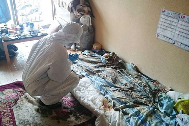 في #اليابان، يموت عشرات الآلاف من كبار السن سنويًا وحدهم داخل منازلهم، وتبقى جثث بعضهم أسابيع أو أشهر قبل أن يكتشف أحد وفاتهم. 

لم تعد هذه حالات فردية، بل تحوّلت إلى ظاهرة اجتماعية كاملة تُعرف باسم كودوكوشي (孤独死)، أي الموت وحيدًا.

تعود جذور الظاهرة إلى التحول الديموغرافي