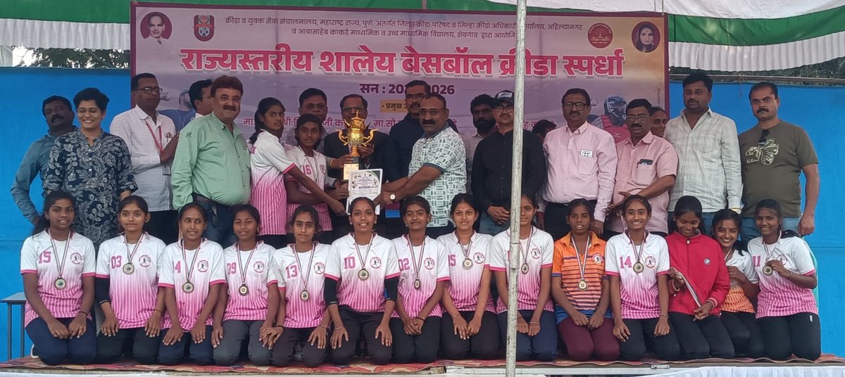 Patilumesh64's tweet photo. @mlamangeshbjp U/17 मुली राज्यस्तरीय बेस बॉल  स्पर्धा शेवगाव. ता.शेवगाव जि.नगर येथे झाल्या असून न्यु इंग्लिश स्कूल शिरसगाव ता.चाळीसगाव या संघाने  संभाजीनगर संघाला २-० रन ने पराभूत केले आणि तृतीय  क्रमांकाचे चे बक्षीस मिळवले विजयी संघांचे अभिनंदन.यात माझी पुतणी रितीका खेळाडू आहे https://t.co/MEwQcHD1Jn