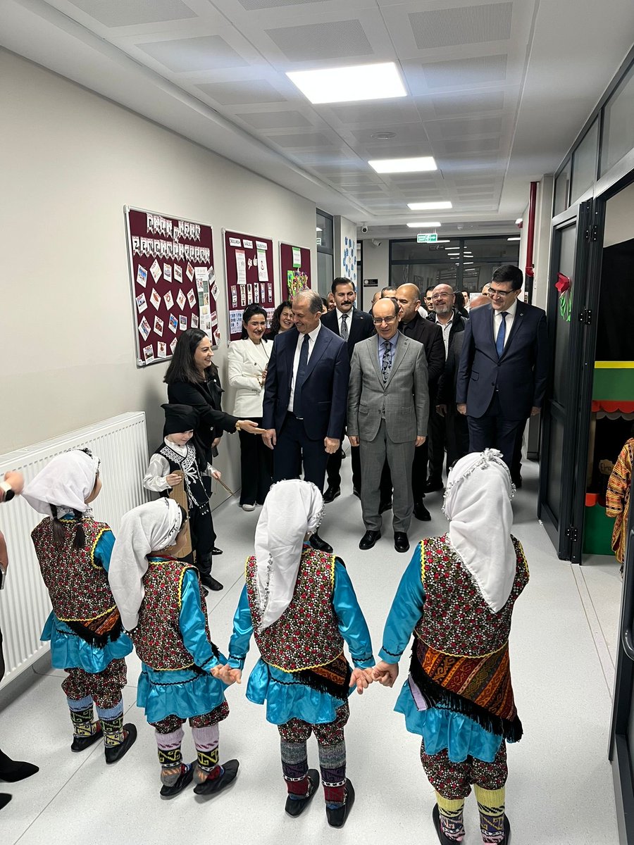 TCNufus's tweet photo. Vali Genel Müdürümüz Sayın İbrahim TAŞYAPAN (@itasyapan) ve Yenimahalle Kaymakamımız Sayın Tahsin KURTBEYOĞLU (@T_Kurtbeyoglu), Yerli Malı Haftası münasebetiyle Nüfus Sevgi Bahçesi Anaokulumuzun düzenlediği kermese katılarak veliler ve çocuklarla bir araya geldi. https://t.co/m4t0uk4Jap