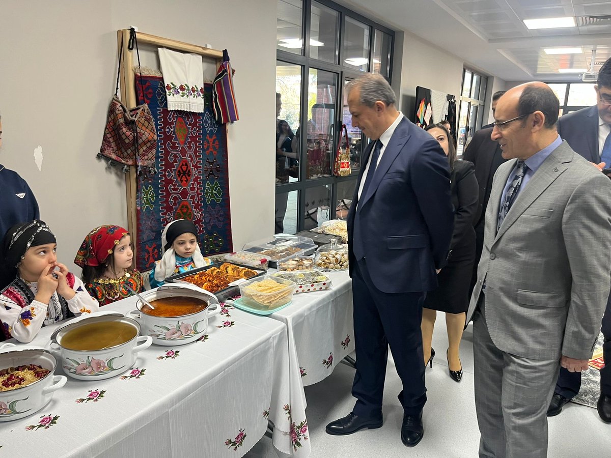 TCNufus's tweet photo. Vali Genel Müdürümüz Sayın İbrahim TAŞYAPAN (@itasyapan) ve Yenimahalle Kaymakamımız Sayın Tahsin KURTBEYOĞLU (@T_Kurtbeyoglu), Yerli Malı Haftası münasebetiyle Nüfus Sevgi Bahçesi Anaokulumuzun düzenlediği kermese katılarak veliler ve çocuklarla bir araya geldi. https://t.co/m4t0uk4Jap