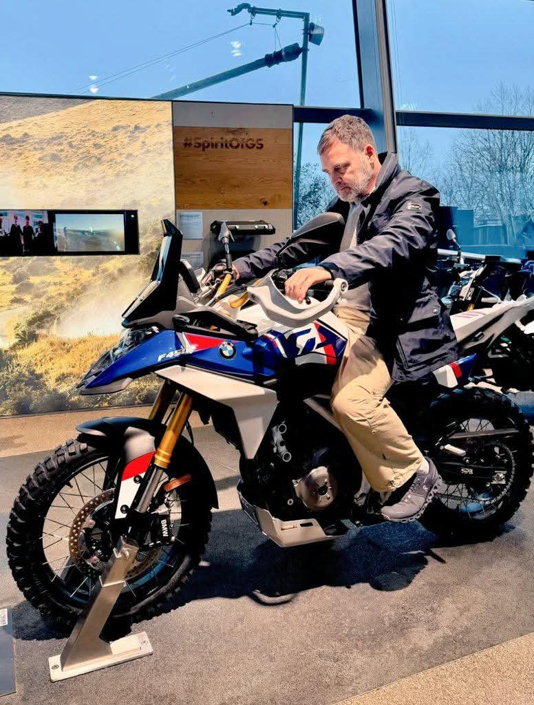 राहुल गांधी का “जर्मन शेफर्ड” कुत्ता... 

धुरंधर का ब्रेक डाउन देखकर, धूम-4 के निर्माताओं ने धूम की अगली कड़ी के लिए रनबीर कपूर को रिप्लेस कर दिया है। 

फ़िल्म की घोषणा पहले लुक के साथ की है। धूम रीबूट की जा रही है। और इसमें राहुल वोट चोरी को पकड़ेंगे। बेशक बाइक स्टैंड पर है, इसे