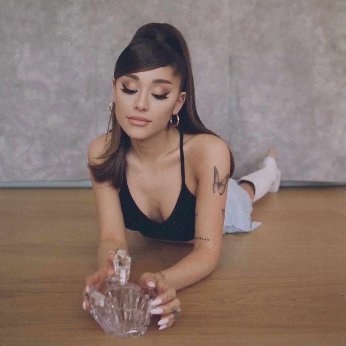 MsGraande's tweet photo. i love this photoshoot sm https://t.co/V37cXTLuP6