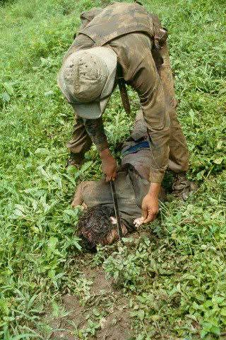 SANDINISMO: EXPEDIENTE SANGRIENTO 

PIRICUACO mutilando el cadáver de un correo de la RESISTENCIA NICARAGÜENSE