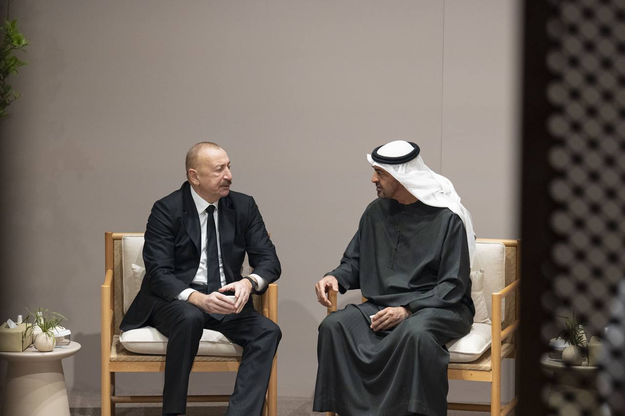 رئيس الدولة يلتقي رئيس أذربيجان ويبحثان سبل تعزيز العلاقات الثنائية ودفعها إلى الأمام بما يخدم التنمية المشتركة، وذلك في إطار الشراكة الإستراتيجية الشاملة بين البلدين. #مصدر_للأخبار 