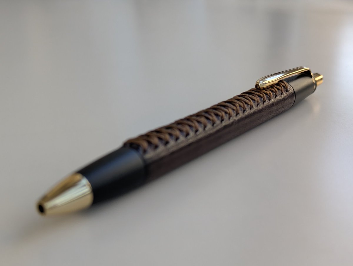 シックザール プエブロ タバコ 人生初の革軸ペン。経年変化も楽しみ。