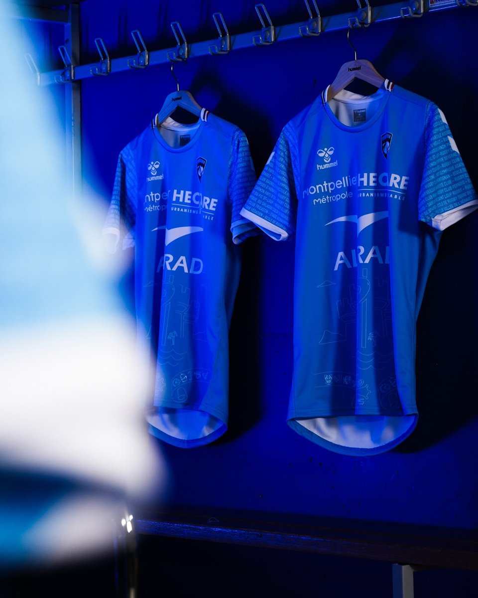 Tout commence ici.
Sur les terrains d’entraînement.
Dans les écoles de rugby 🏉

Pour son maillot collector 2025, le <a href="/MHR_Solidaire/">MHR_Solidaire</a>  rend hommage aux écoles de rugby du bassin montpelliérain. 💙

Plus d'infos ici👉 bit.ly/45gs9u2
🎽<a href="/hummelFrance/">hummel France</a>