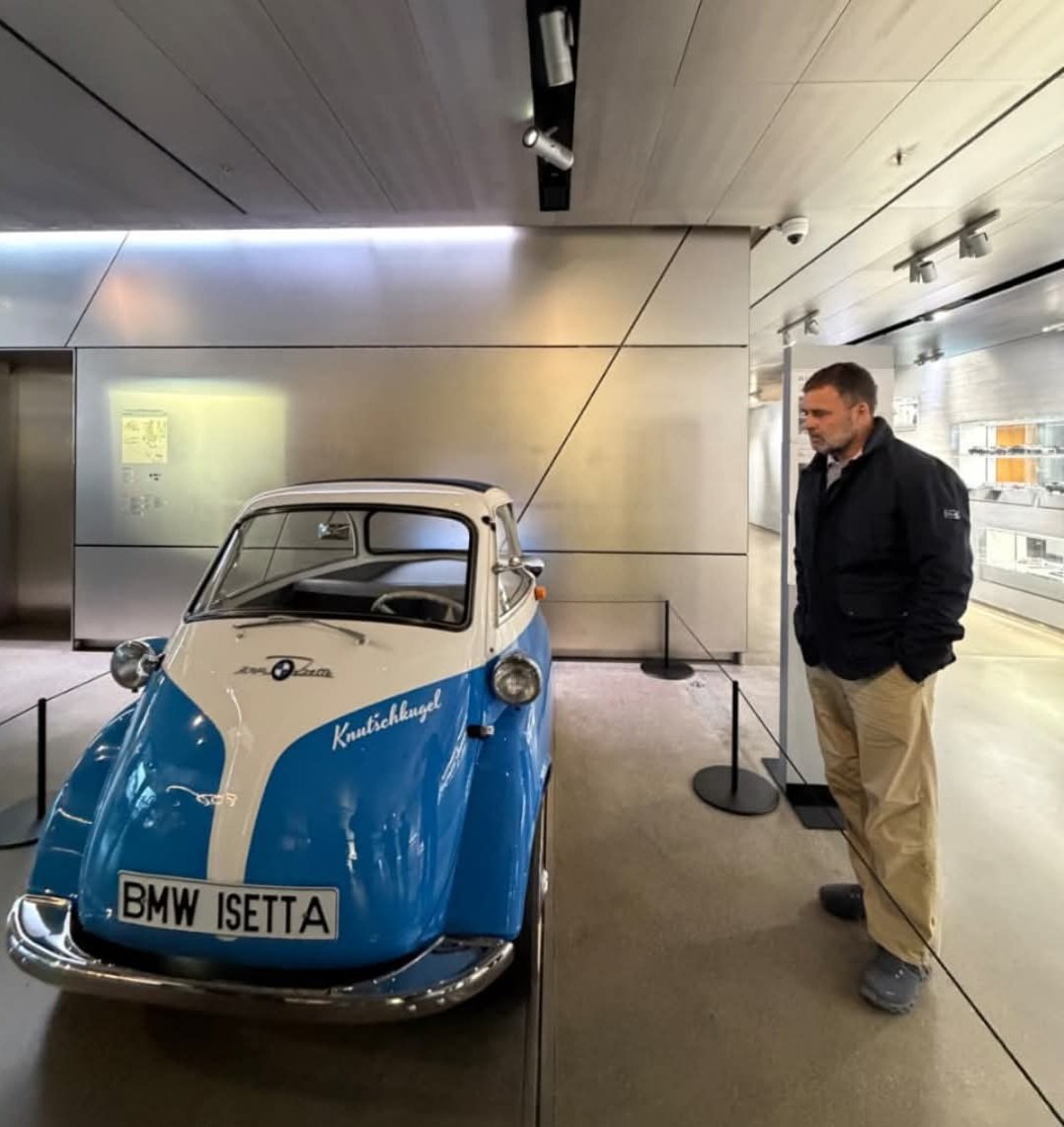 लोकसभा के नेता प्रतिपक्ष राहुल गांधी जर्मनी यात्रा पर है. इस दौरान राहुल गांधी ने जर्मनी के म्यूनिख शहर में स्थित BMW वेल्ट और प्लांट का दौरा किया. जिसकी तस्वीरें कांग्रेस ने शेयर की है.

#RahulGandhi #Congress #News