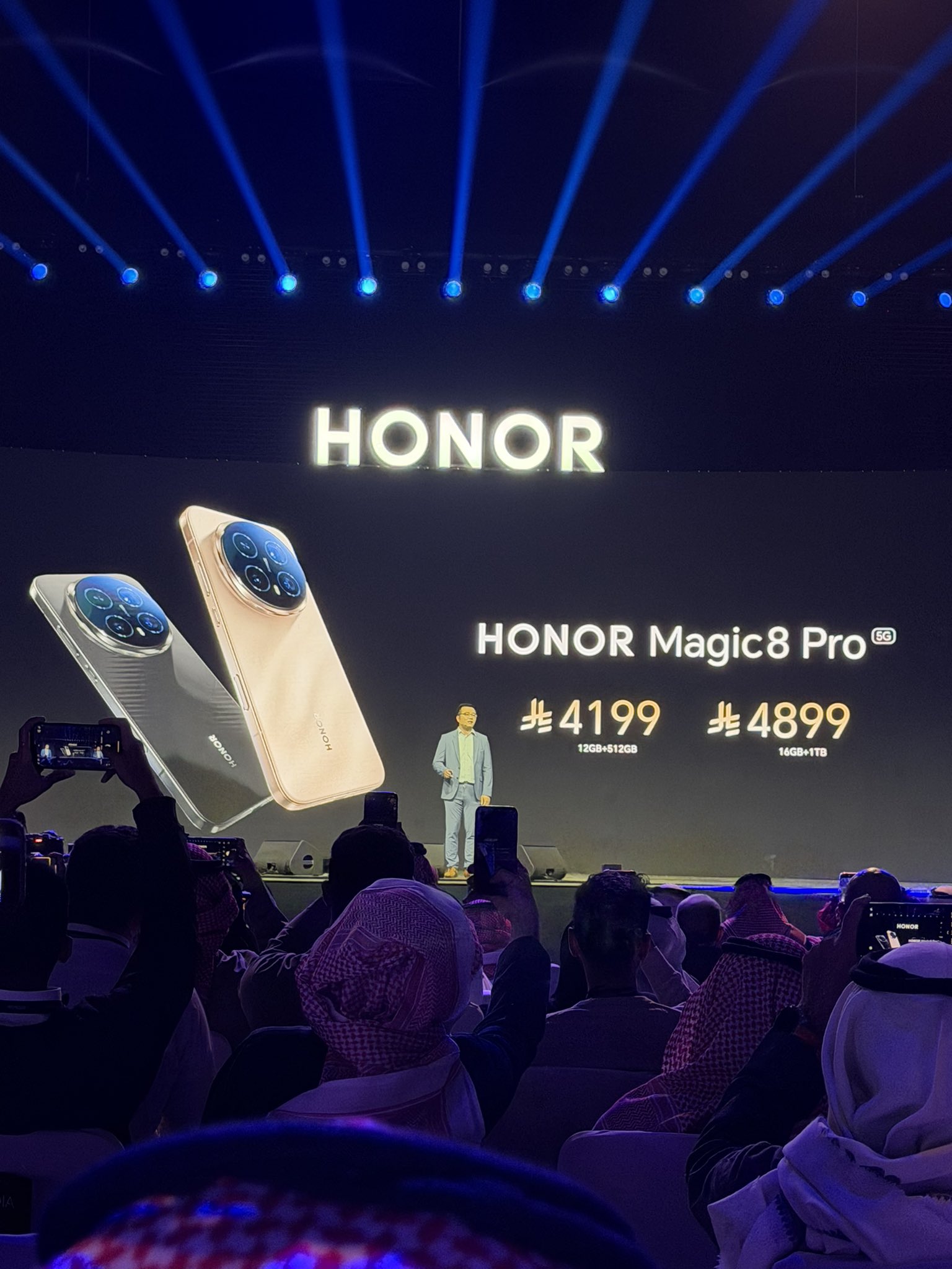 HONOR. HONOR Magic8 Pro 5G. الأسعار في السوق السعودي: 4199 ريال. نسخة 12GB RAM + 512GB. 4899 ريال. نسخة 16GB RAM + 1TB #سحر_بلمسة_واحدة 