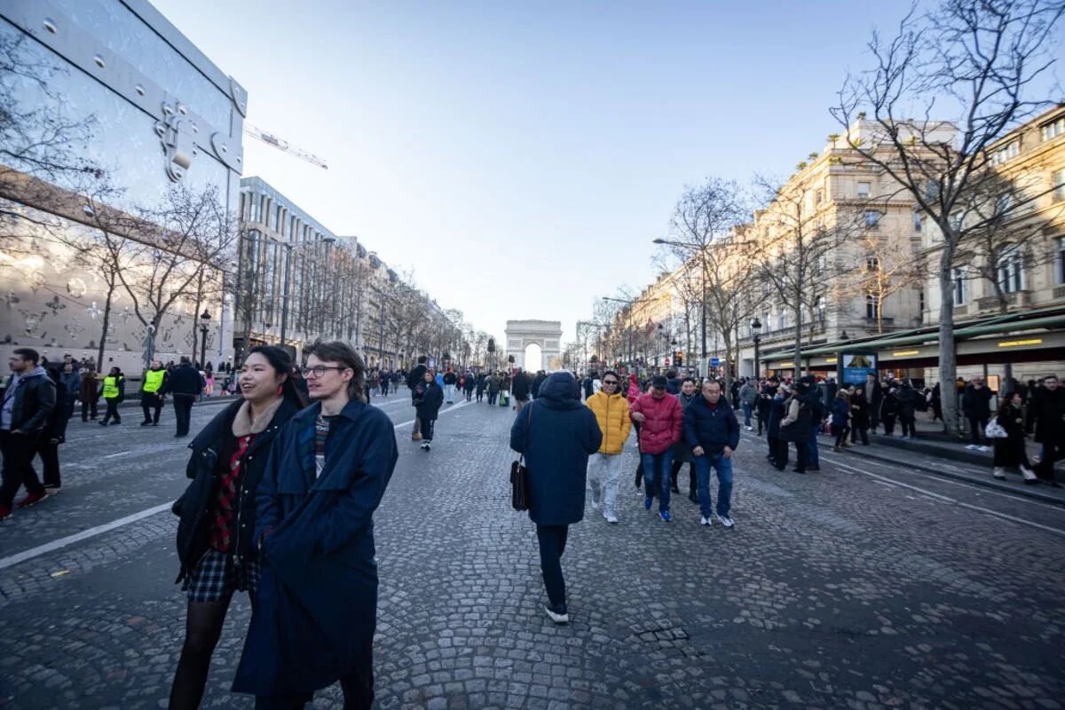 El 66% de los parisinos vota a favor de prohibir el automóvil en 500 calles más en la ciudad. Peatones y ciclistas 👏 la decisión que impulsa la movilidad activa a un nuevo nivel. 🚶🚲👌 reuters.com/world/europe/p…