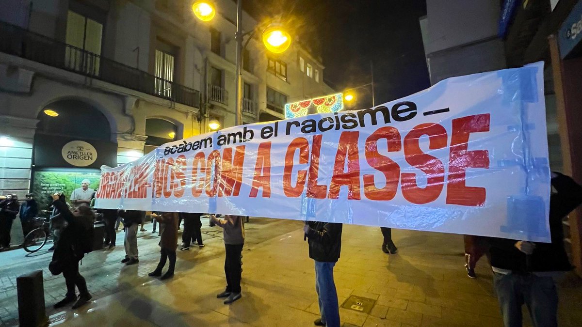 #Actualització Desnonament B9 (18:15h) | En aquests moments centenars de persones es concentren en rebuig al desnonament als voltants de l’Ajuntament de Badalona completament militaritzat per agents antidisturbis.