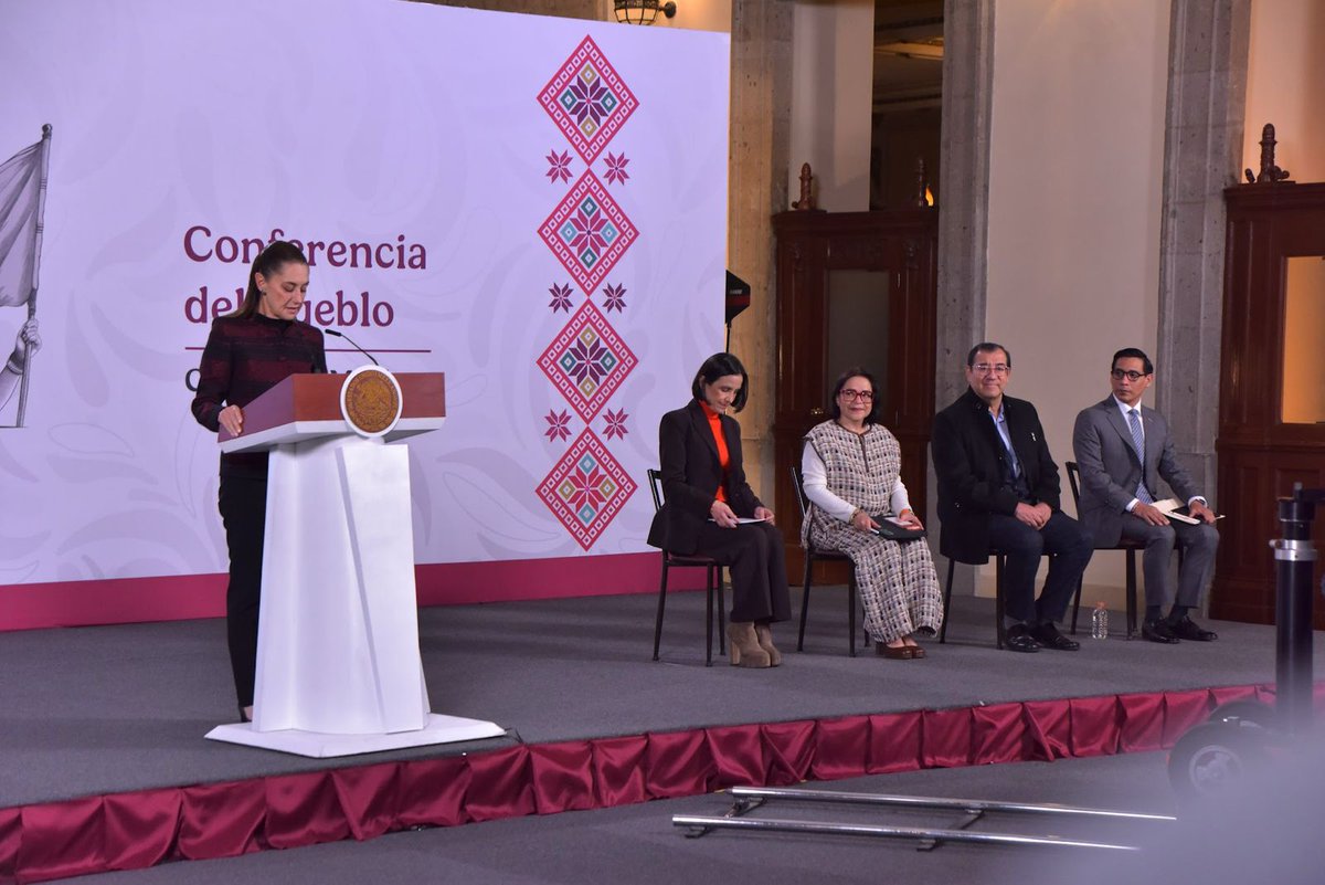 EmiliaCallejaA's tweet photo. En la conferencia matutina encabezada por la Presidenta @Claudiashein, y en compañia de la Secretaria de Energía, @LuzElena_GE,  informé cómo desde la CFE avanzamos con 78 proyectos estratégicos de transmisión, generación firme y energías limpias, dentro del Plan de Expansión 2025–2030.

Trabajamos con orden y transparencia para fortalecer el Sistema Eléctrico Nacional y acompañar el crecimiento de México.