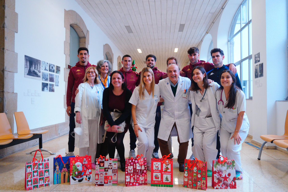 PontevedraCFSAD's tweet image. 🎄❤️ Hoxe visitamos a área pediátrica do Hospital Provincial para compartir sorrisos nestas datas tan especiais

Varios xogadores do primeiro equipo pasaron un bo rato cos nenos e entregáronlle un pequeno agasallo por Nadal. 🎁

Grazas pola acollida! ♥️⚽