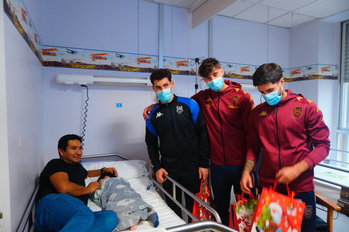 PontevedraCFSAD's tweet image. 🎄❤️ Hoxe visitamos a área pediátrica do Hospital Provincial para compartir sorrisos nestas datas tan especiais

Varios xogadores do primeiro equipo pasaron un bo rato cos nenos e entregáronlle un pequeno agasallo por Nadal. 🎁

Grazas pola acollida! ♥️⚽