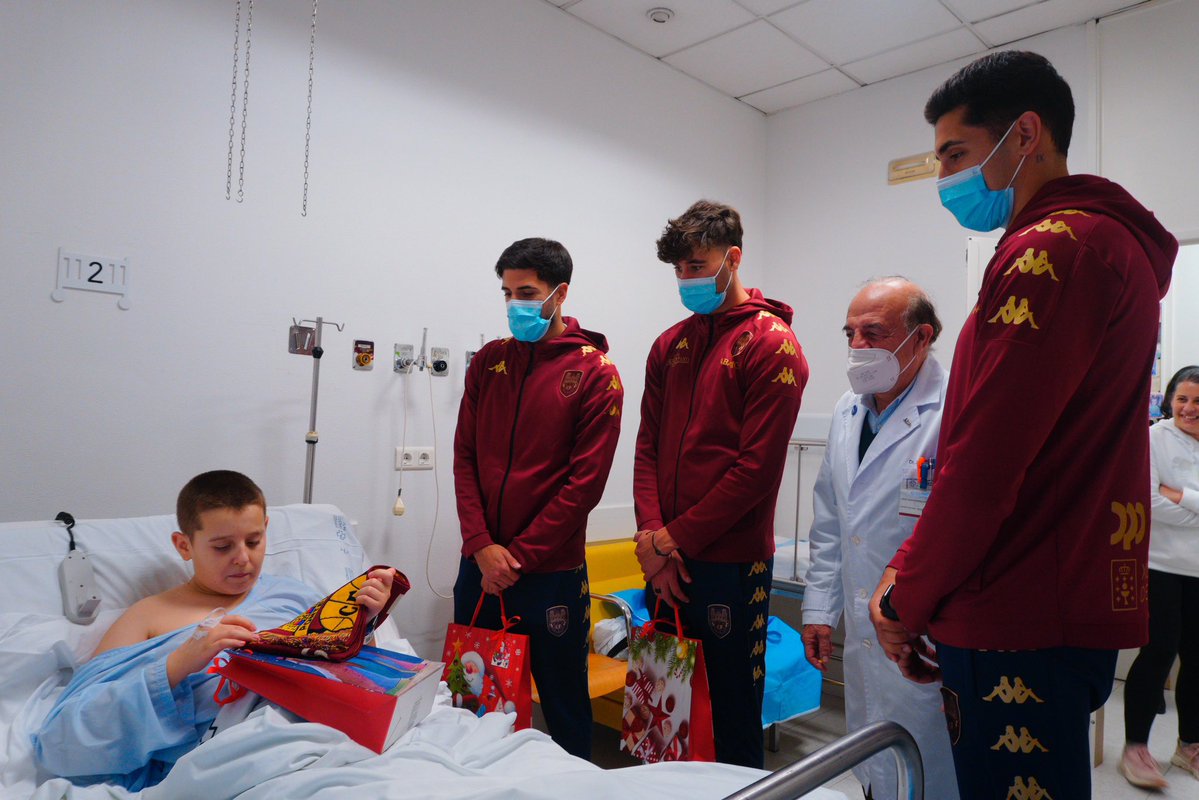 PontevedraCFSAD's tweet image. 🎄❤️ Hoxe visitamos a área pediátrica do Hospital Provincial para compartir sorrisos nestas datas tan especiais

Varios xogadores do primeiro equipo pasaron un bo rato cos nenos e entregáronlle un pequeno agasallo por Nadal. 🎁

Grazas pola acollida! ♥️⚽