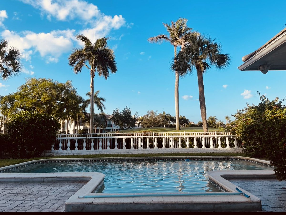 So ready for #Florida ☀️ #BocaRaton 
My most favorite spot 👇 #RoyalPalm #golf ✌️  
#Miami 🔥🔥 
1st year w/out Abuela 😢😇 Miss Stella 24/7 💔