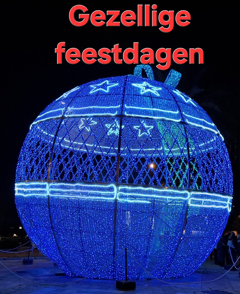 Namens alle collega's van politieteam #WaddinxveenZuidplas  wensen wij u hele fijne feestdagen en een mooi en veilig 2026. 
#Waddinxveen #wijkagenten #feestdagen #gezelligheid