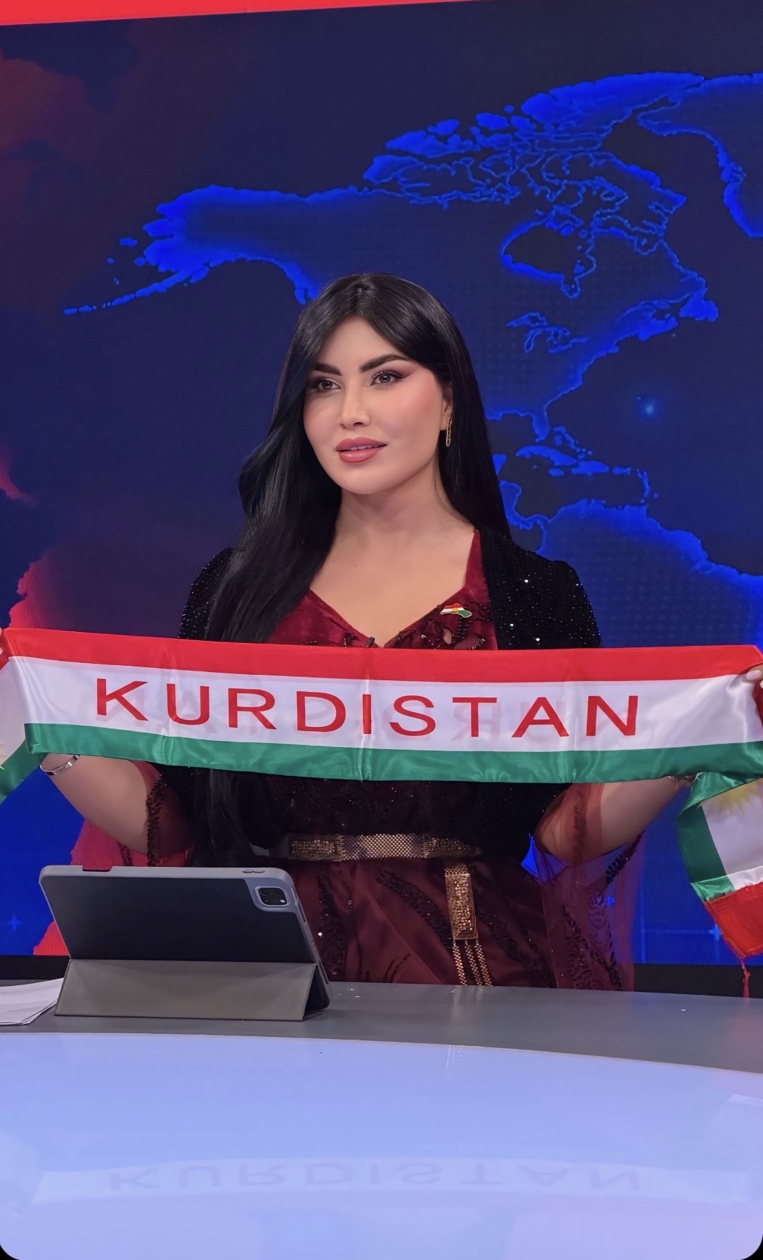 الإعلامية المتألقة إيمان درباس في مؤسسة كوردستان24 تحتفل بطريقتها الخاصة بيوم علم كوردستان، حيث قامت برفع العلم خلال بثٍ مباشر لإحدى النشرات الإخبارية، في لفتة وطنية لاقت تفاعلاً وإشادة واسعة 