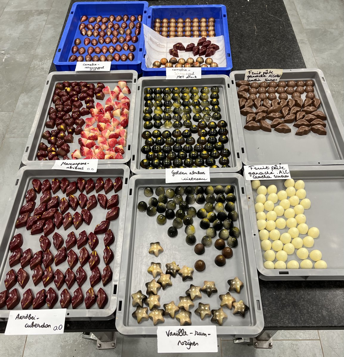 10Atwiet's tweet photo. Assortiment gekleurde #pralines:
– Kamille- & sinaasappelganache m/z Cointreau
– Mascarpone & abrikoos
– Abrikoos & golden chocoladeganache met Cointreau
– Aardbei & cuberdon
– Vanille & rumgeweekte rozijnen
#Chocolade
#Mouleerpralines #WeesWijsVolgVolwassenenonderwijs https://t.co/I27QMZrN7p