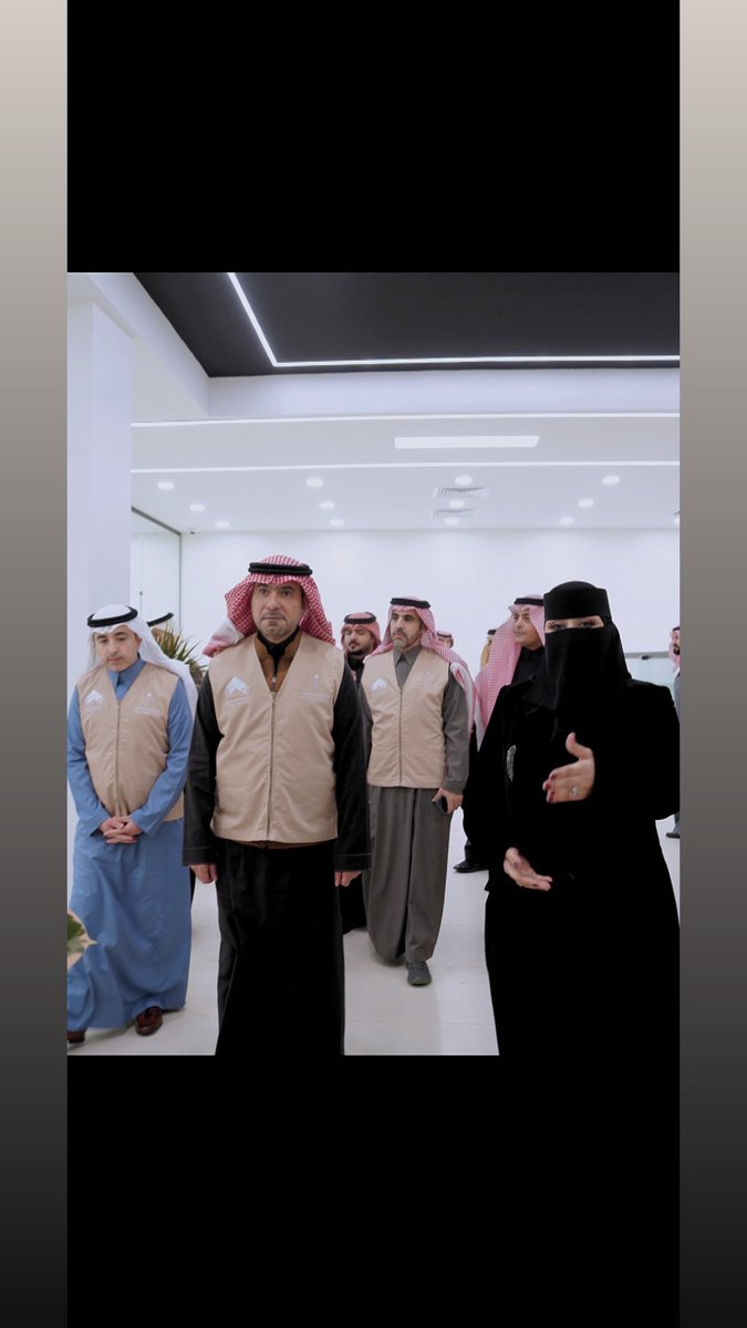 تشرفت اليوم بحضور معالي وزير البلديات والاسكان الاستاذ ماجدالحقيل لمركزالأعمال السعودي ومركزإتمام والتعرف على آلية العمل