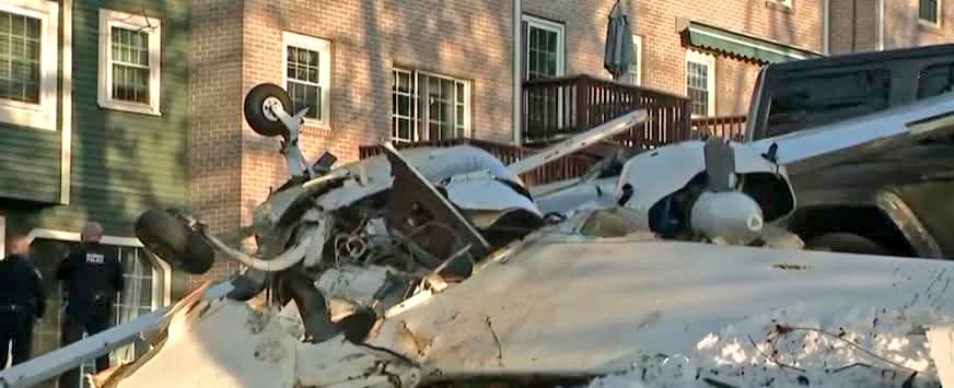 ivancp25's tweet image. #AccidenteAéreo de un avión #Velocity #VTwin privado (N22EU) en #Nashua, área residencial de Cannongate Road, #NewHampshire, en despegue del Aeropuerto de Nashua (KASH), #EEUU 🇺🇲. A bordo solo el piloto. Herido grave. Realizaba tomas y despegues en la pista 14 de KASH. 17-12-25