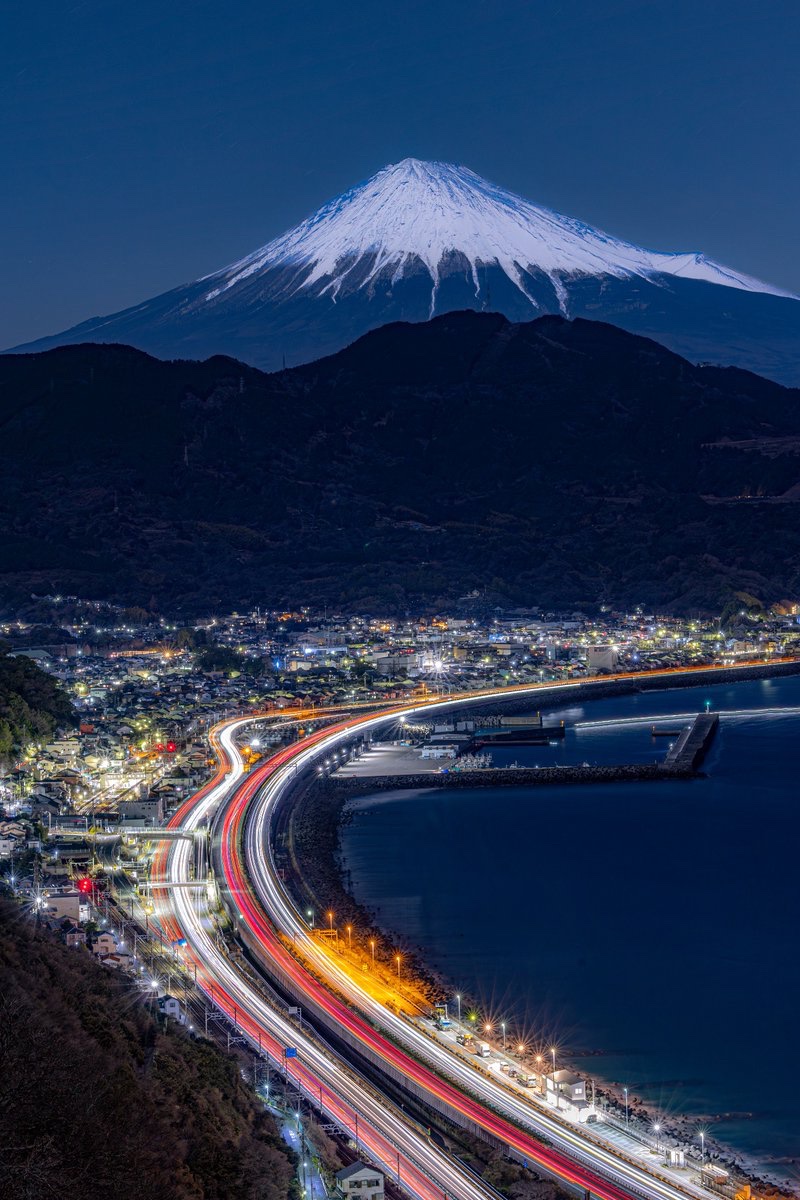 yuya0240's tweet photo. 静岡県から見た富士山と夜景が美しい https://t.co/P4DVJNqXfi