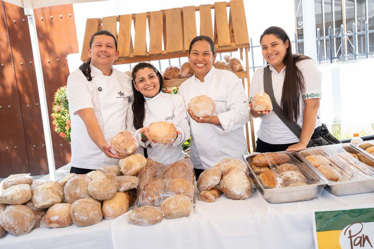 JorgeELondonoU's tweet photo. 🌾🥖 Ciénaga de Oro huele a pan y a saber ancestral
Desde este municipio celebramos el cierre de una estrategia que fortalece la panificación artesanal y popular a través del uso de masa madre, integrando tradición, técnica y sostenibilidad.

Más panaderías formadas, pan más saludable y un oficio que se dignifica desde el territorio, impulsando la economía local y los saberes del campo con acompañamiento técnico y visión de futuro. 💚

Somos #CampeSENA de corazón
#EconomíaPopular #PanDeMasaMadre #CiénagaDeOro
