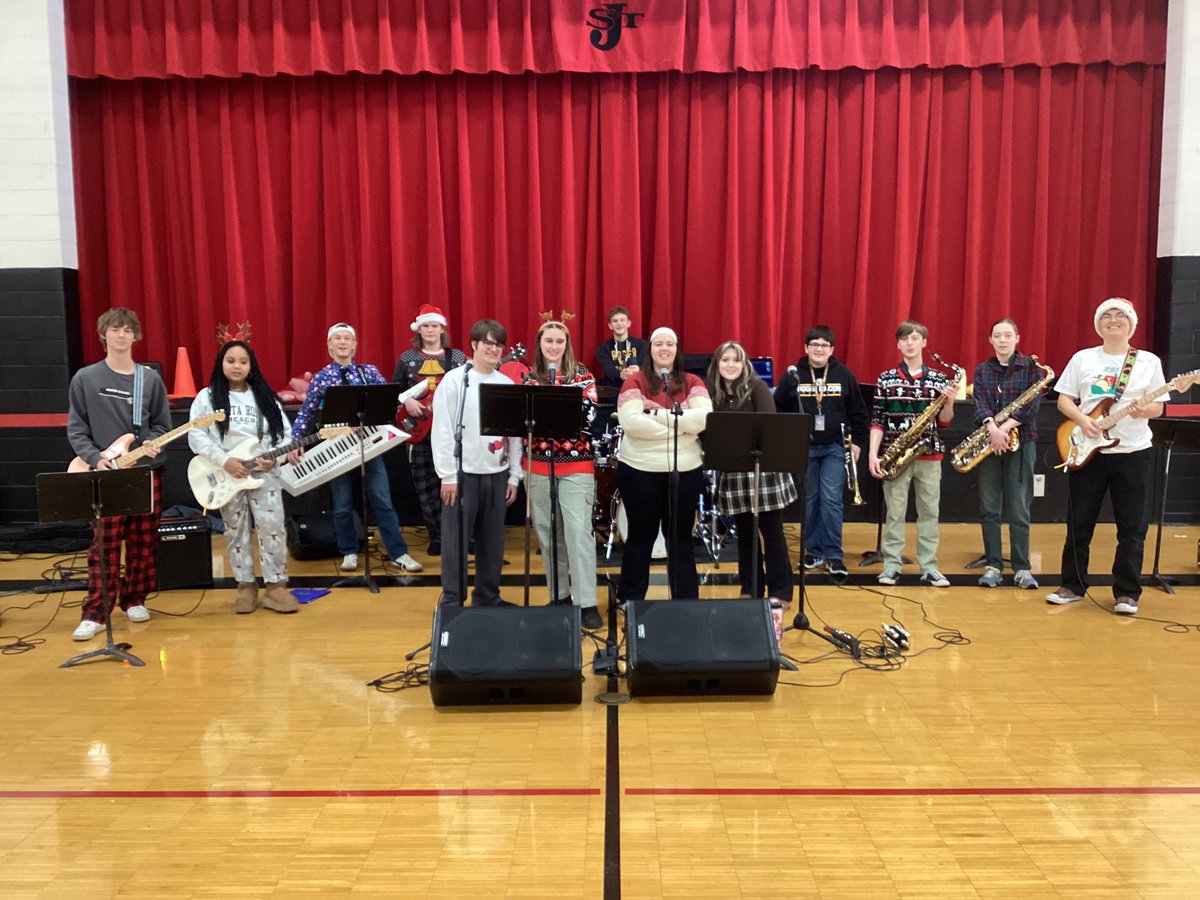 RB3official's tweet photo. Christmas Tour 25 at St James!! 🤘🎁🎷🎄
Lovely weather for a sleigh ride - and another performance! https://t.co/uFjIbhv0Zh