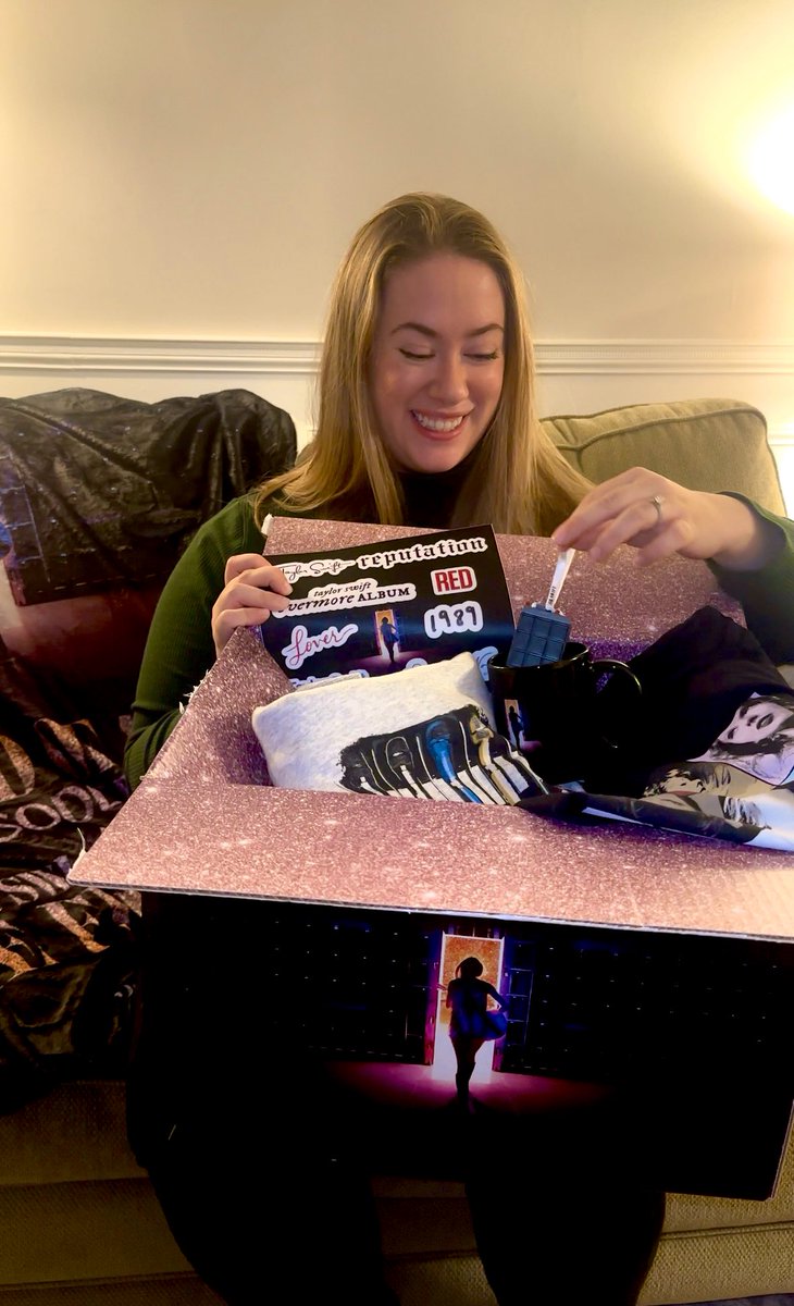 erincuo18's tweet photo. and that’s the closest I’ve come to my heart exploding 🥹🫶🏻✨ What a perfect way to celebrate my beloved eras tour

THANK YOU THANK YOU THANK YOU @DisneyPlus ! I cannot wait to treasure these forever! 

@taylorswift13  @taylornation13 
#TSTheEndOfAnEra #TSTheErasTourTheFinalShow https://t.co/5TynQB1BDC