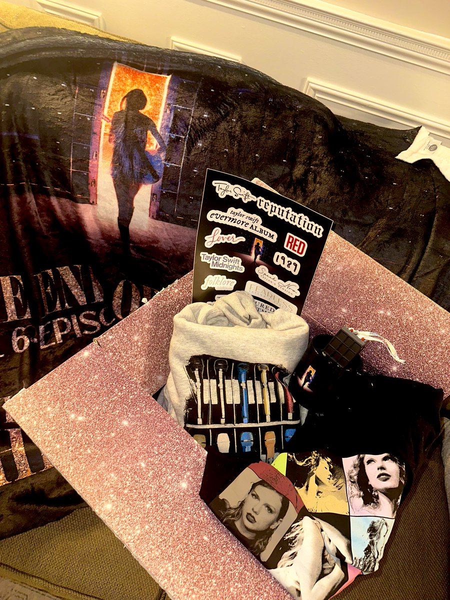 erincuo18's tweet photo. and that’s the closest I’ve come to my heart exploding 🥹🫶🏻✨ What a perfect way to celebrate my beloved eras tour

THANK YOU THANK YOU THANK YOU @DisneyPlus ! I cannot wait to treasure these forever! 

@taylorswift13  @taylornation13 
#TSTheEndOfAnEra #TSTheErasTourTheFinalShow https://t.co/5TynQB1BDC