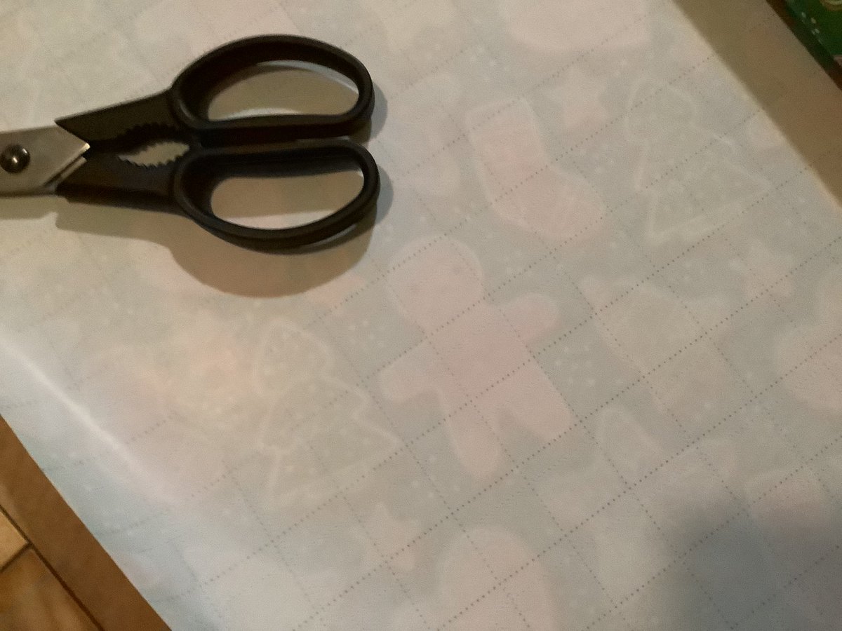 Je pense que c’est une femme qui a pensé aux lignes pointillées au verso du papier d’emballage de Noël… 😝