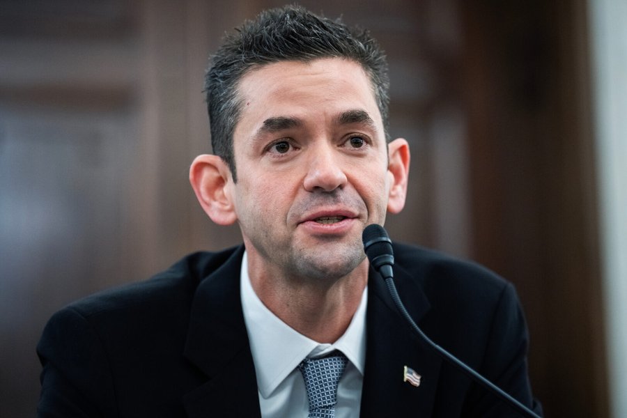 الملياردير جاريد آيزاكمان (مواقع)