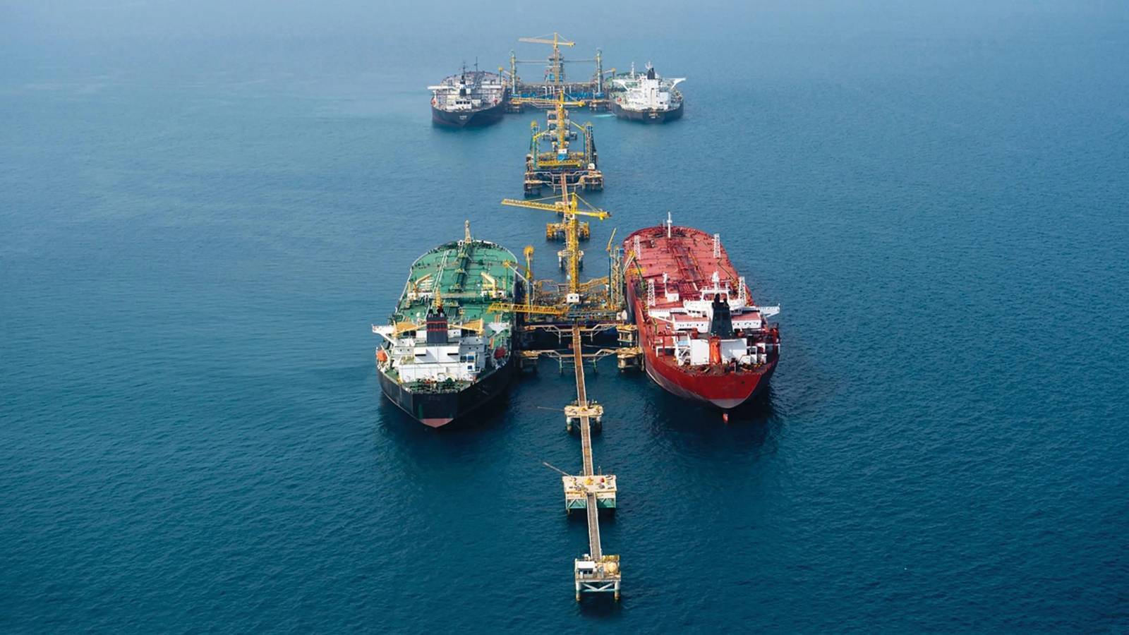 ارتفعت أسعار النفط أكثر من 1% عند التسوية اليوم، بعد قرار الرئيس الأمريكي دونالد ترمب فرض حصار كامل على جميع ناقلات النفط الخاضعة للعقوبات التي تدخل فنزويلا وتغادرها، ما صعد التوتر الجيوسياسي زادت العقود الآجلة لخام برنت 1.3% إلى 59.68 دولار للبرميل. ارتفع خام غرب تكساس الوسيط الأمريكي 1.2% إلى 55.94 دولار 