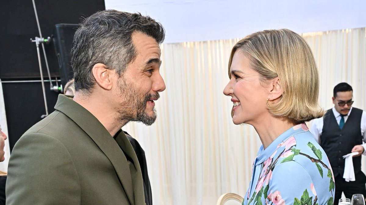 oxentepipoca's tweet image. Wagner Moura (O Agente Secreto) com Rhea Seehorn (Pluribus; Better Call Saul) no evento First-Time Golden Globes Nominees.

Ambos estão indicados no Globo de Ouro 2026.