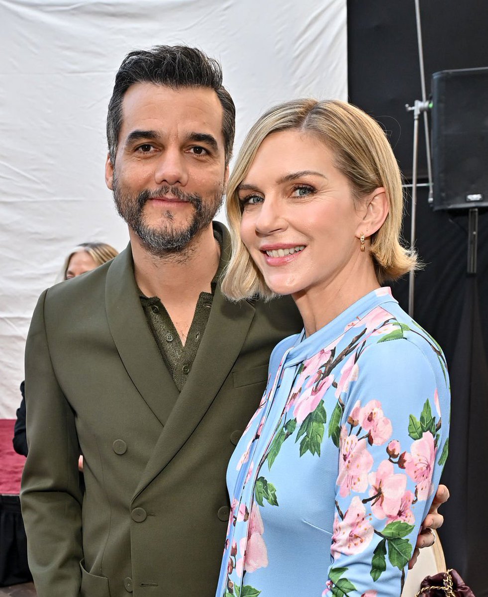 oxentepipoca's tweet image. Wagner Moura (O Agente Secreto) com Rhea Seehorn (Pluribus; Better Call Saul) no evento First-Time Golden Globes Nominees.

Ambos estão indicados no Globo de Ouro 2026.