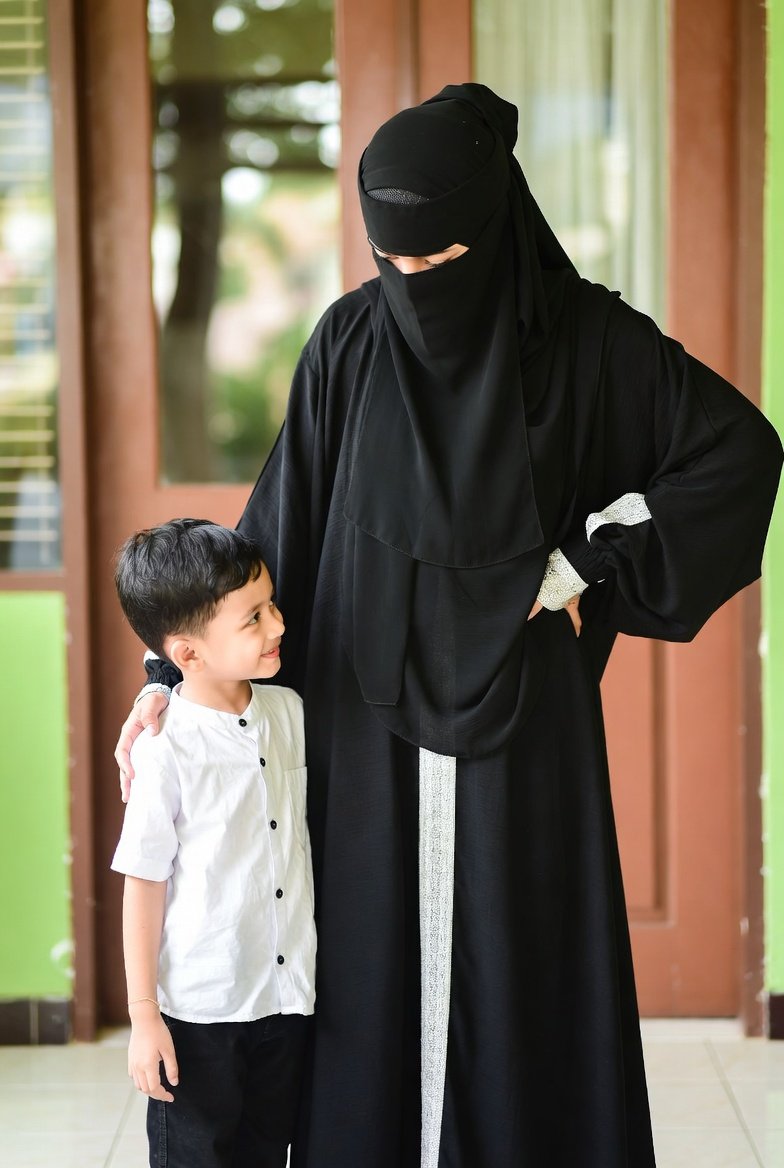 اپنی ذات کو خود ہی مضبوط بناؤ، یہاں ہوئی تُمہارے حِصے کا دُکھ نہیں جھیلے گا 🥀