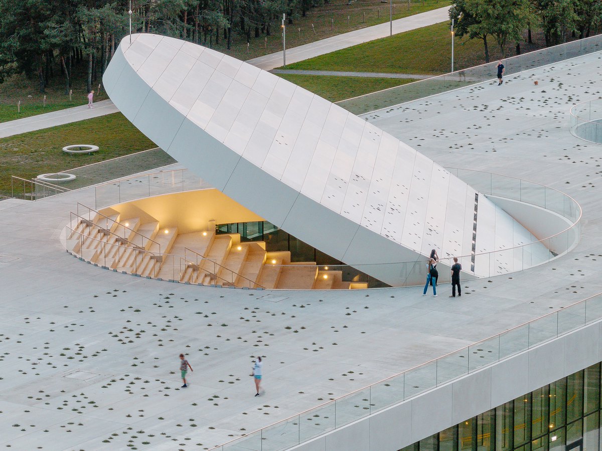 METALOCUS's tweet photo. SMAR Architecture Studio ha sido el encargado de proyectar el museo «Science Island», situado en  la isla Nemunas (que recibe su nombre del río más grande de Lituania),  una importante isla fluvial en la confluencia de los ríos Nemunas y  Neris, pulmón verde y punto de encuentro social de la ciudad lituana de  Kaunas.
https://t.co/qIwLMoWEx7
Enlarge without taking up space. "Science Island" by SMAR Architecture Studio
https://t.co/D8cbEky424