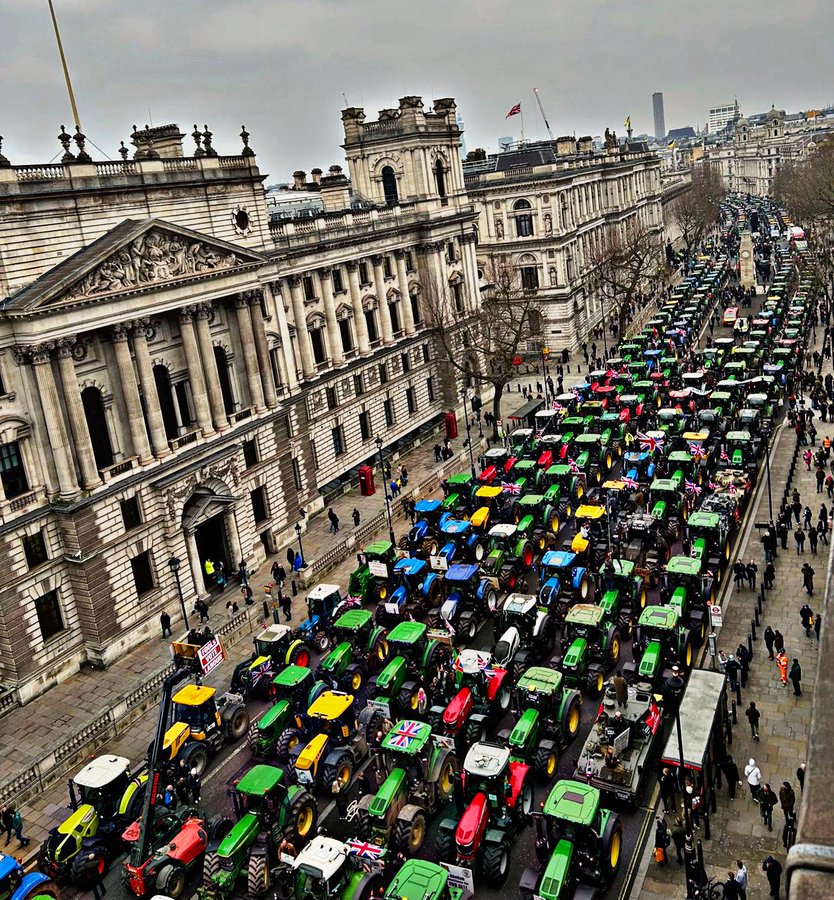Como tanques en un Campo de Batalla, miles de tractores se ven estacionados listos para la Batalla en Inglaterra.
La lucha contra los globalistas de la UE está realmente en marcha en buena parte de Europa.

🔥🔥🔥🔥☄️