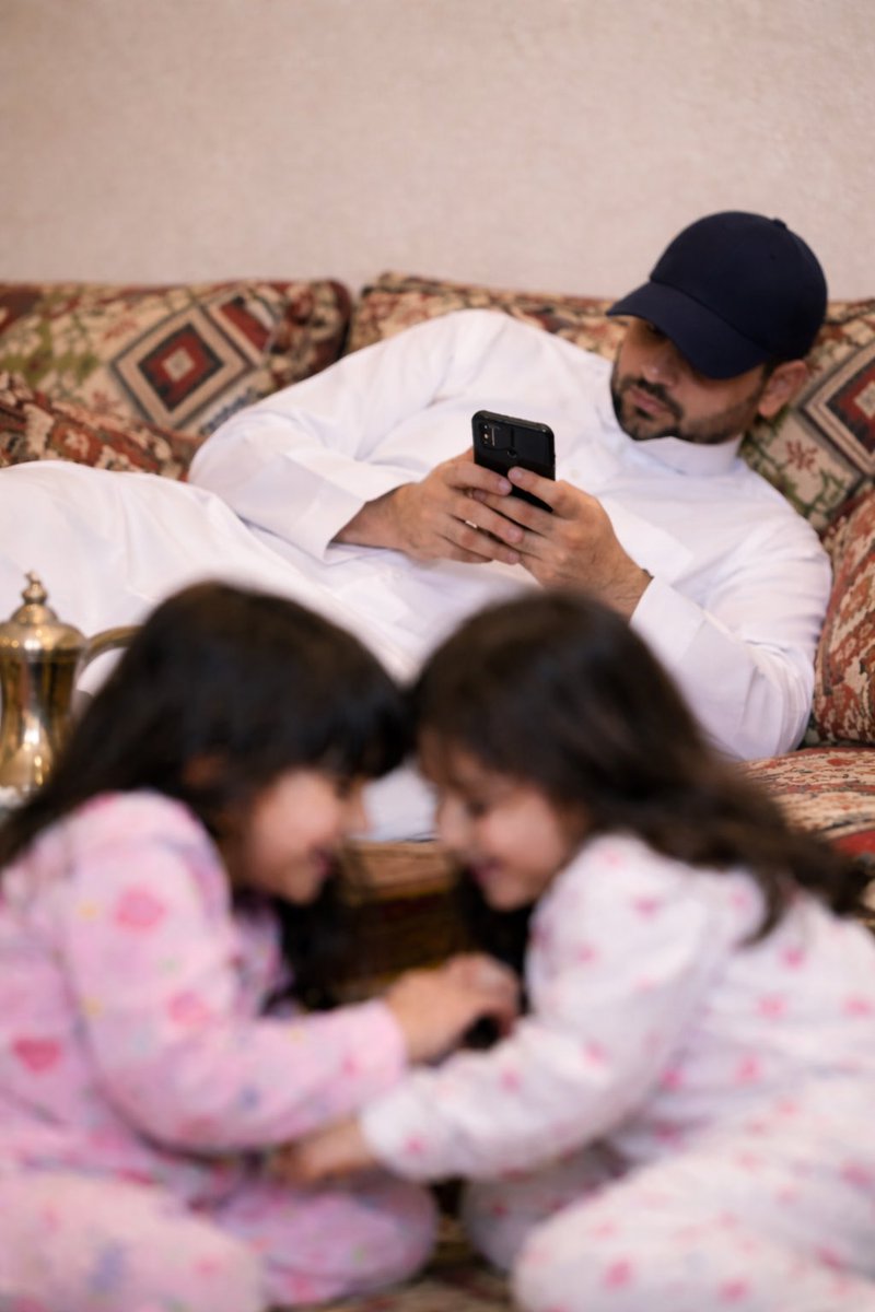 🔹يقول لي أب لطفلتين👭:
"ما أحب أجلس بالبيت 🏠ما أعرف وش أسولف معهم ولا وش أقول لهم، عشان كذا أحب أجلس بالاستراحة كثير❗️"

💬قلت له:
ما يحتاج تسولف عليهم، خلهم هم يسولفون عليك.

🔹يكفي وجودك. العب معهم، اضحك،خلهم ينطّون عليك،خلّك قاربهم⛵️، أو الأرض التي يلعبون عليها.

🔹صدقني أن