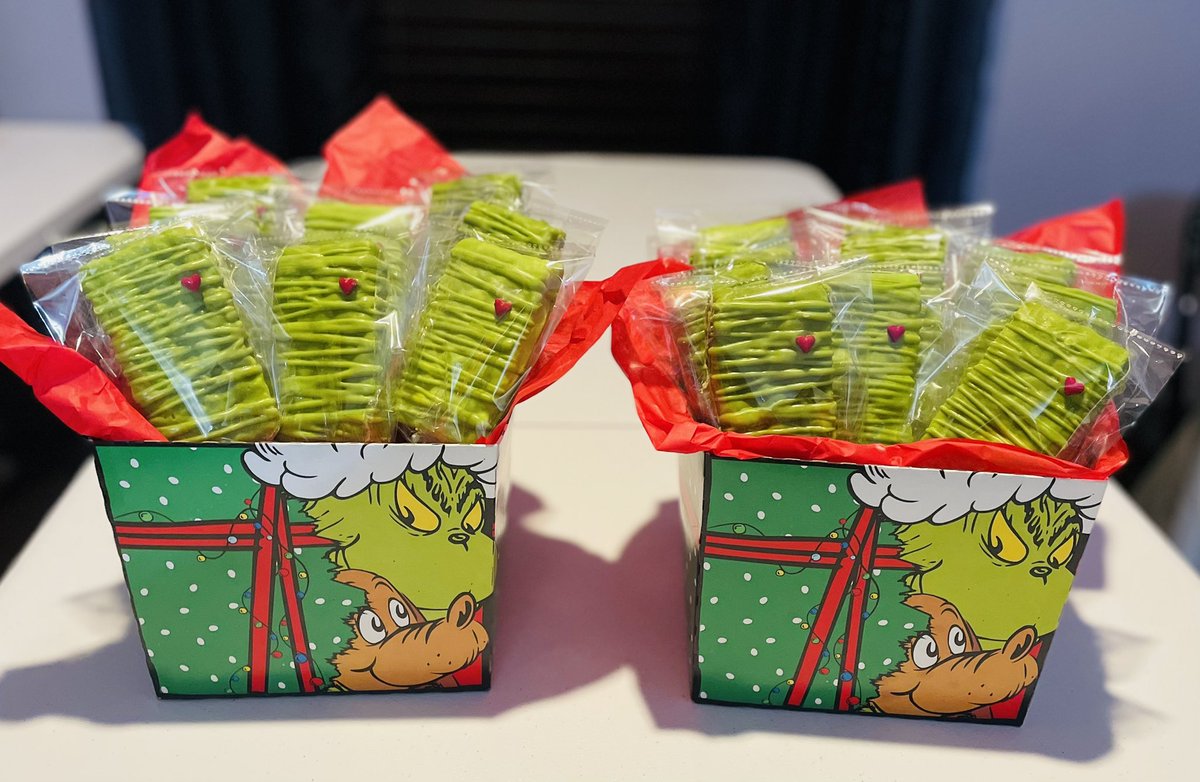 MsCrockett_AISD's tweet photo. Hand Over the Cookie Mr. Grinch!!!!
Grinch Better Have My Brookies Cookies!!!🍪❤️💚
#grinchcookies💚
#teamchristmasparty2025
#Grinch
#sweetswampteamparty
#myfavoritetimeoftheyear
#greenandred
#holidaydesserts
#grinchshirt https://t.co/Y1kH9Bf666