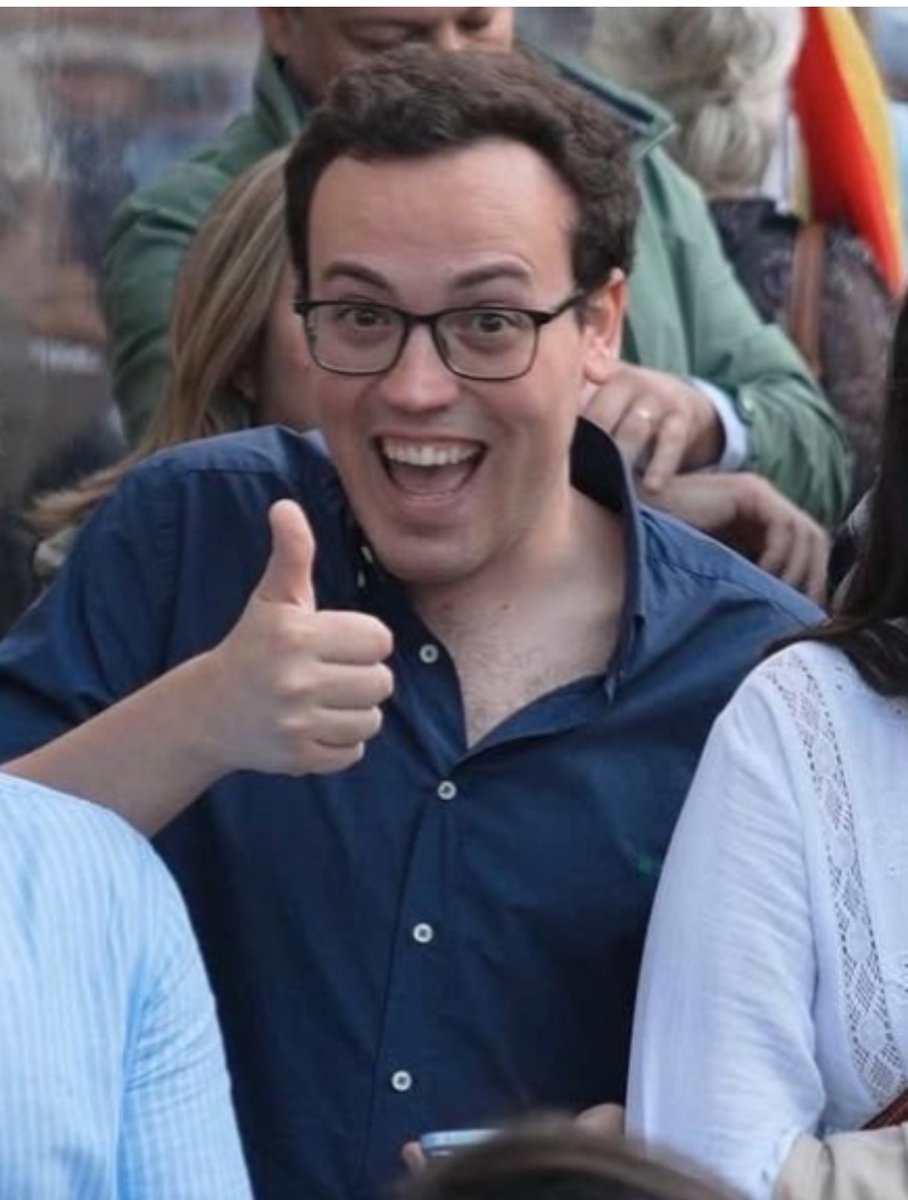 Este ultraderechista se llama Esteban Bejarano y es el director de las redes sociales de VOX donde promueven odio contra migrantes. Hoy ha sido denunciado por presunto caso de acoso sexual a un militante menor de edad de 16 años del partido de extrema derecha. Come jamón.