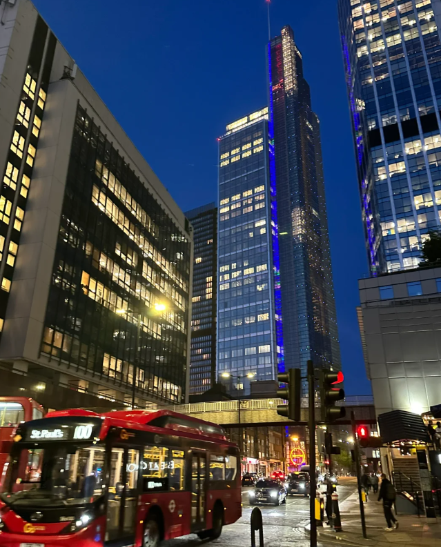 Eliza8bll's tweet photo. The best route for a city walk to see the night view🌝. After dinner today, I discovered a beautiful 🌙night walk route. https://t.co/xbZd3AN19N