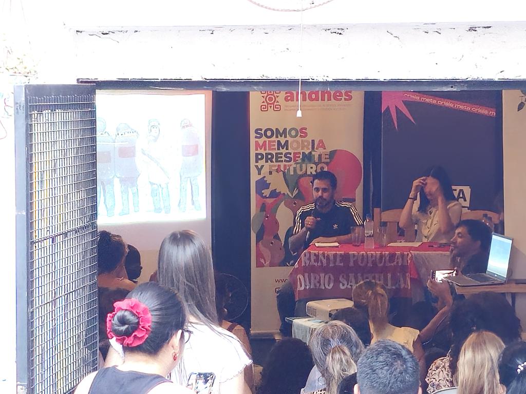 El centro cultural y de militancia La Gesta está repleto en la presentación del <a href="/mapapoliciatuc/">Mapa</a> con <a href="/ANDHES_org/">ANDHES Derechos Humanos</a>, <a href="/fpdstuc/">FPDS TUCUMAN</a>, <a href="/PatriaGrandeArg/">Patria Grande</a>, <a href="/metacrisistuc/">Meta Crisis</a>, entre tantas organizaciones y espacios de militancia