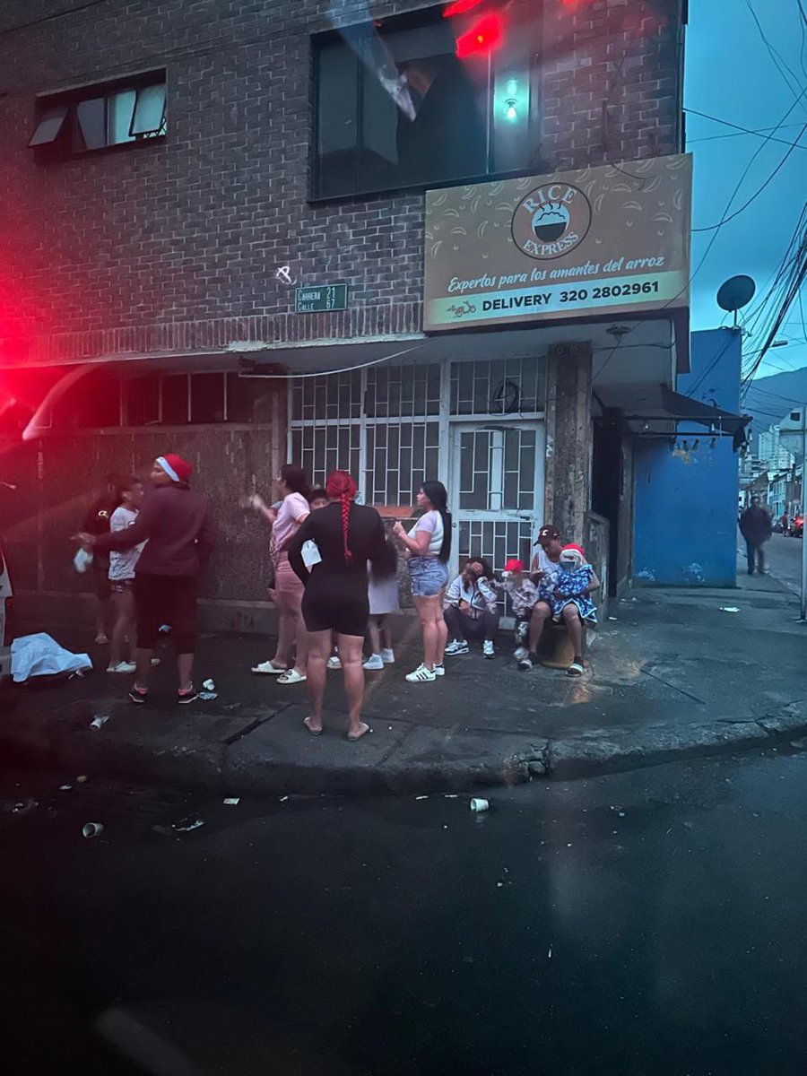Los niños rodeados de prostitución en plena zona de tolerancia y ni un funcionario del <a href="/ICBFColombia/">Bienestar Familiar | ICBF</a> a la vista.

En la Carrera 21 con calle 67 de Bogotá los niños están desamparados, en riesgo de ser instrumentalizados.

¿Por qué el ICBF decidió no hacer nada por los niños?