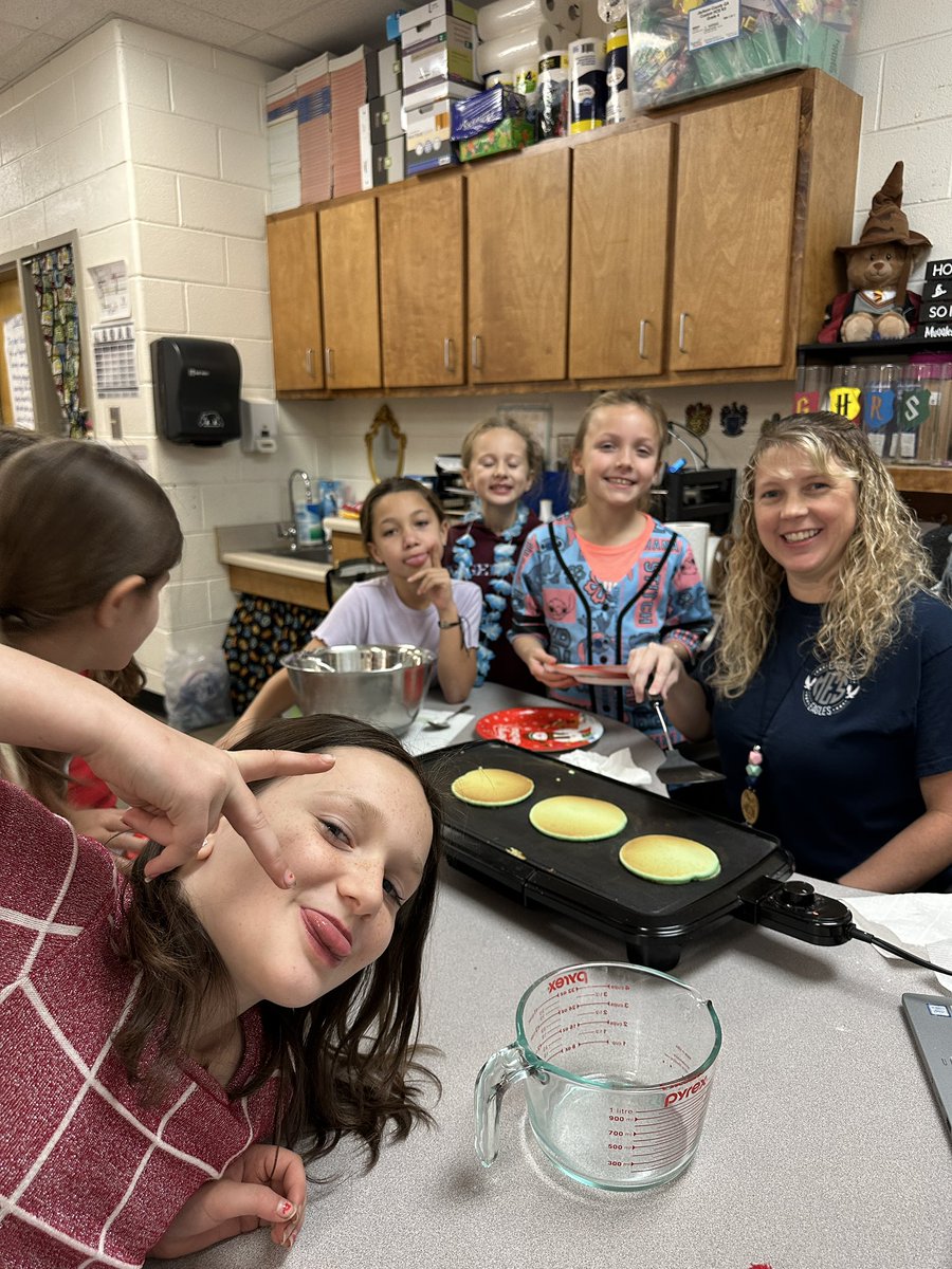 whitney421's tweet photo. Today was our last day before break, so we tried something new - cooking! We whipped up Grinch pancakes, and if you know me, you know I'm no culinary queen. Luckily, I had some superheroes in the classroom that coached me through it and even helped flip the pancakes. https://t.co/CXeLqY4lzk