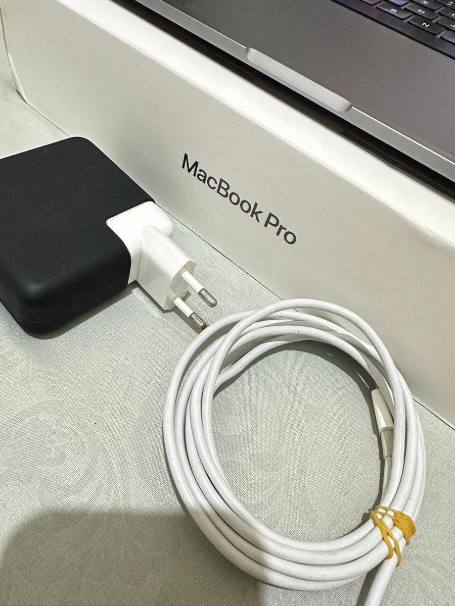 plowerkyungsoo's tweet photo. WTS Macbook Rp 12 jt
MacBook Pro M1 13-inch Space Grey 
8/512 GB
Touch Bar &amp; Touch ID
Force Touch Trackpad
Magic Keyboard
Body: Fisik mulus 98%
Battery: CC 189, capacity 91% awet bgt
No tipu-tipu bisa cek ig aku (@/saadado_) atau wa aku supaya bisa cek di get contac (dm aja) https://t.co/ViiAH8wQuG