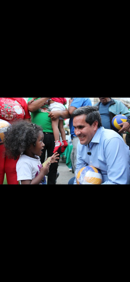 #Politica. Concejal Luis Aguilar entrega 100 balones en Las Minas de Baruta como parte del proyecto 'Un juguete a cambio de una sonrisa". Agregó que "trabajamos con el firme compromiso de fomentar la actividad física y el sano esparcimiento en el municipio"