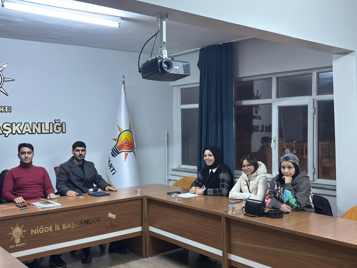 ÜNİAK yönetim ekibi olarak bir araya gelerek geçmiş faaliyetlerimizi değerlendirdik, yeni dönem etkinliklerimizi planladık ve fakülte başkanlarımızın atamalarını tamamladık.
Daha güçlü bir ÜNİAK için kararlılıkla çalışıyoruz. 💙