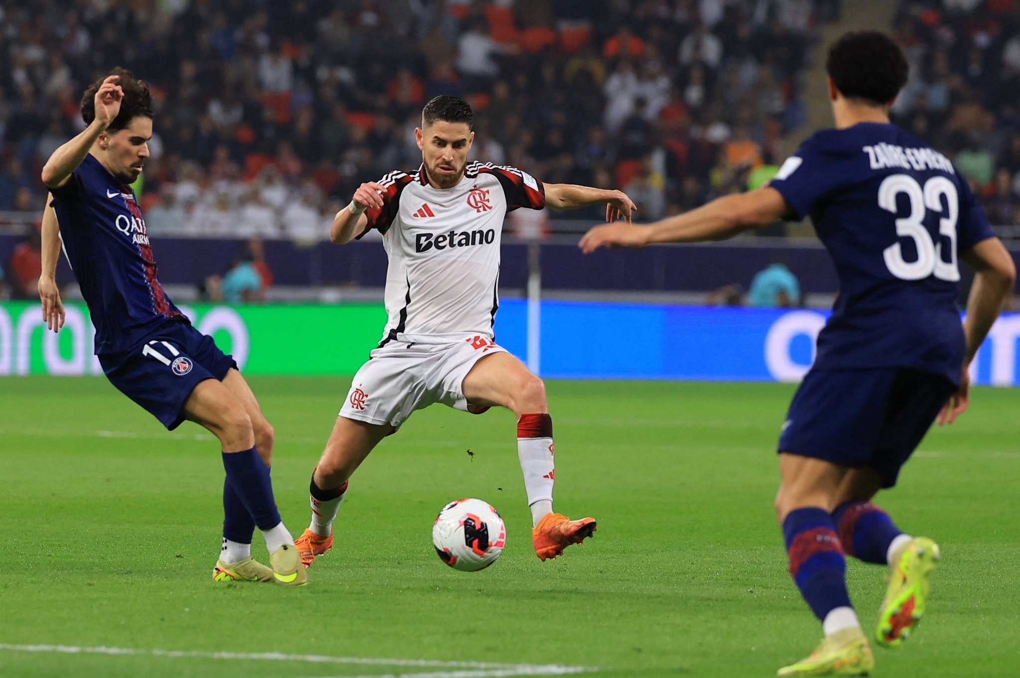 فلامينغو يضع الهدف الأول في شباك باريس سان جيرمان من ركلة جزاء ليحقق التعادل 1-1 #كأس_القارات_للأندية 