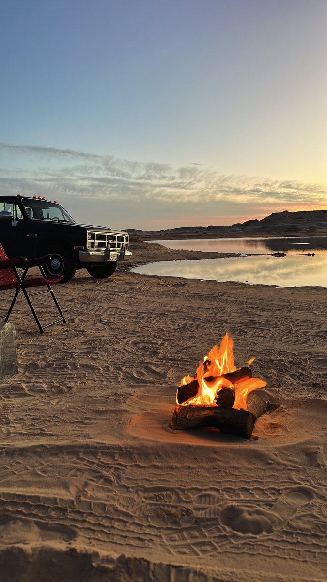 البساط الأحمدي مع واحدٍ يغلينا 
خير من ناسٍ نجالسها ولا نامنها ..